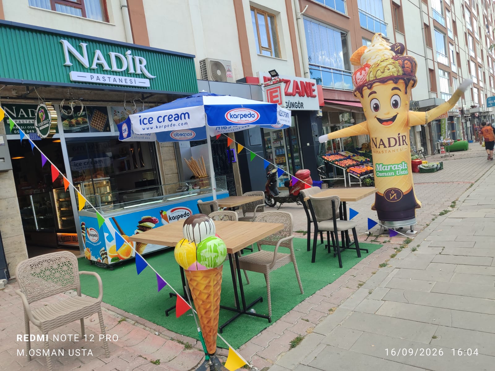 Nadir Pastanesi'nin tabelası, dükkân girişi ve dışarıdaki masalar